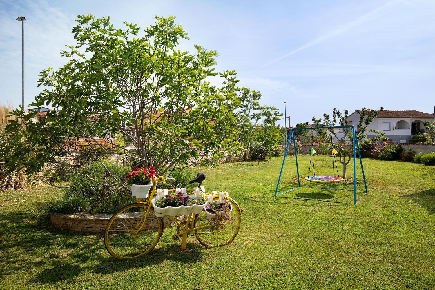 Modern Stone House With Flowers & Playground Medulin Ngoại thất bức ảnh